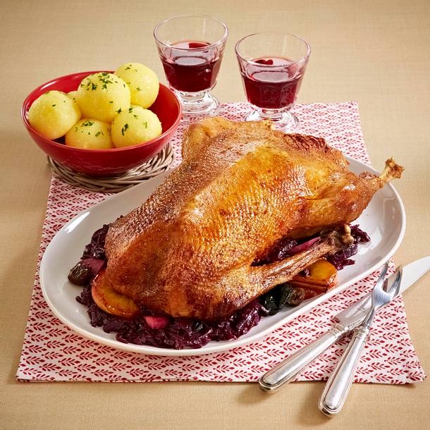 Gans à la Ahlschwedt gefüllt mit Maronen, Pflaumen, Äpfeln mit Kartoffelknödeln Rezept Gans à la Ahlschwedt gefüllt mit Maronen, Pflaumen, Äpfeln mit Kartoffelknödeln Rezept