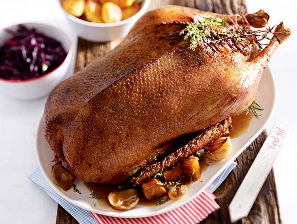 Gans mit Apfel-Spekulatius-Füllung zu Rotkohl und Gnocchi Rezept Gans mit Apfel-Spekulatius-Füllung zu Rotkohl und Gnocchi Rezept