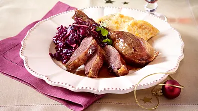 Gans mit Hefeteigfüllung und Apfelrotkohl (Johann Lafer) Rezept - Foto: LECKER @ Bauer Media Group