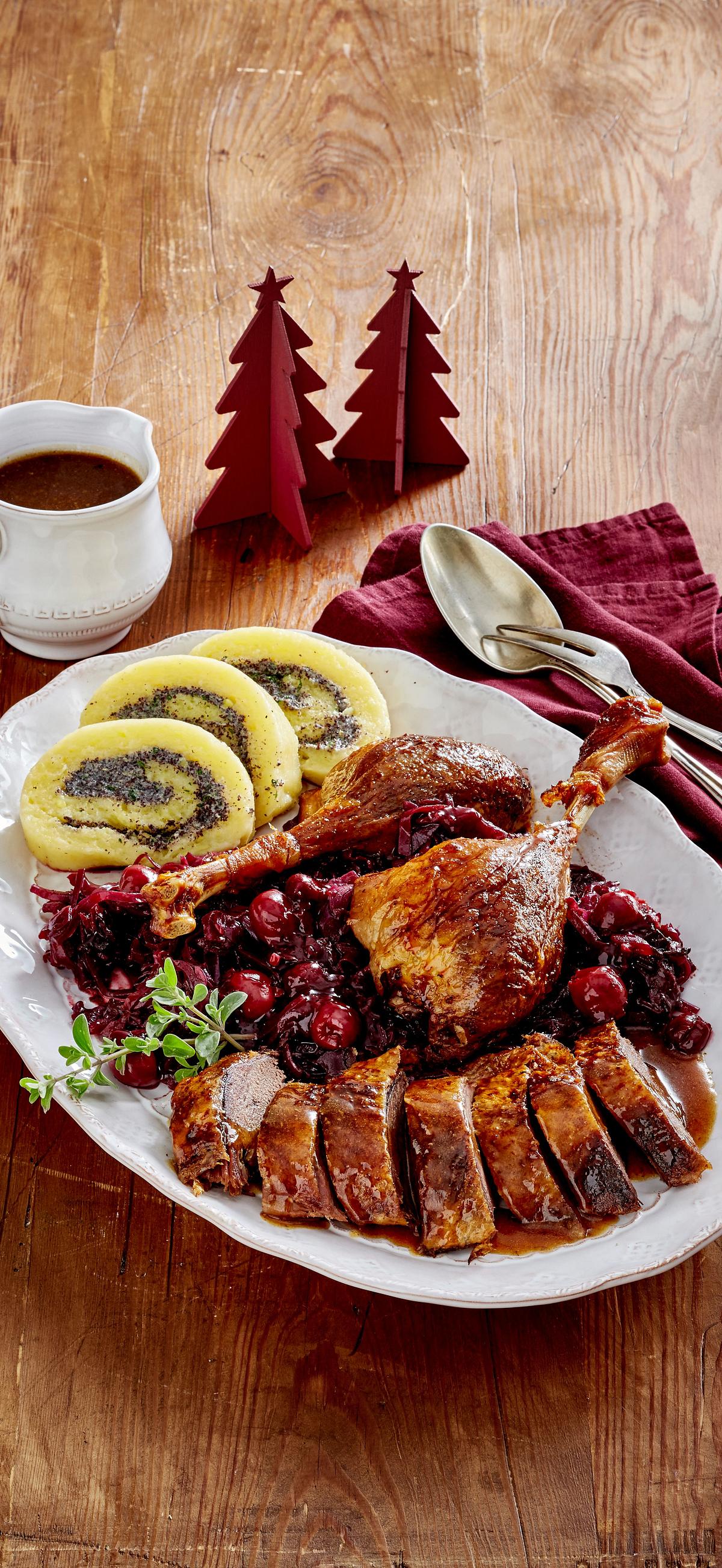 Gans mit Kartoffel-Mohnrolle und Kirsch-Zimt-Rotkohl Rezept