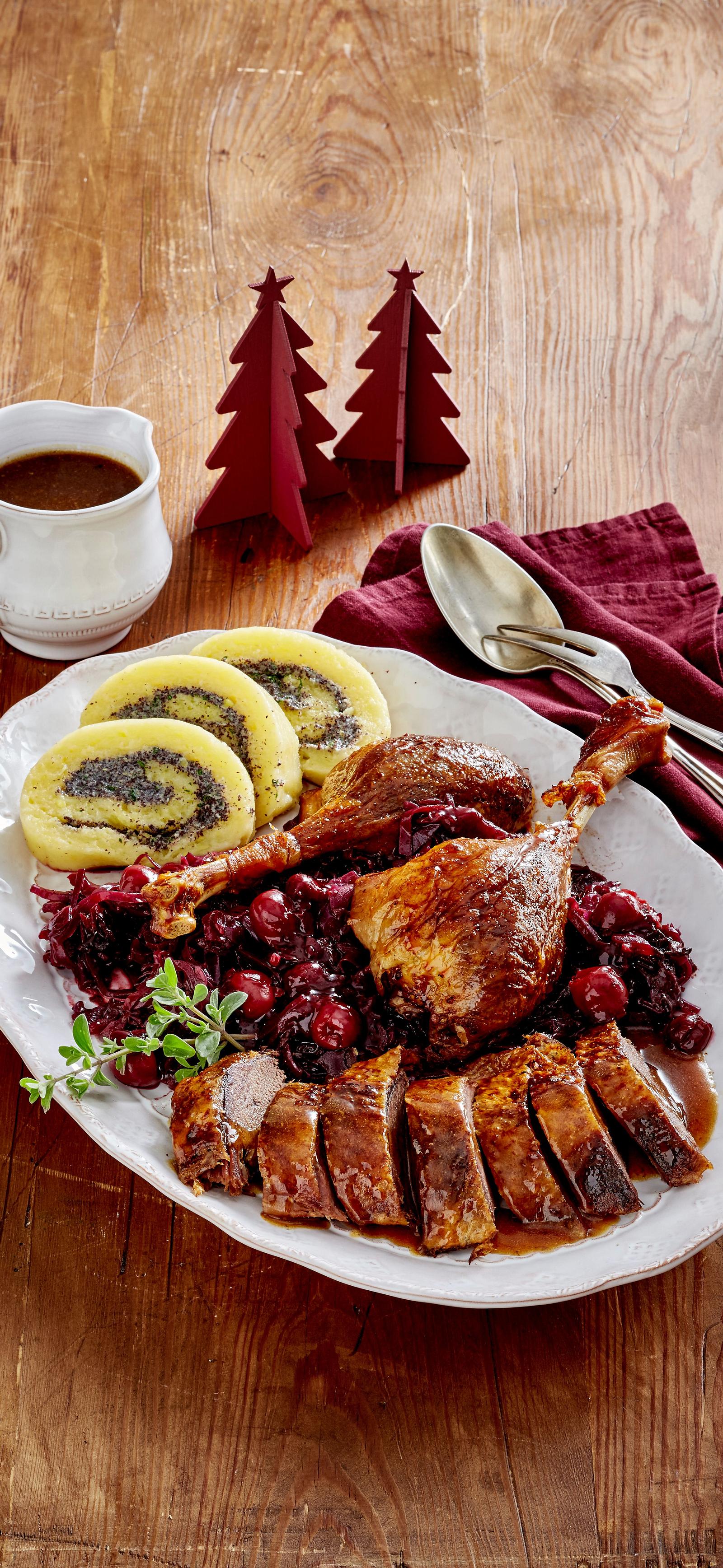 Gans mit Kartoffel-Mohnrolle und Kirsch-Zimt-Rotkohl Rezept | LECKER