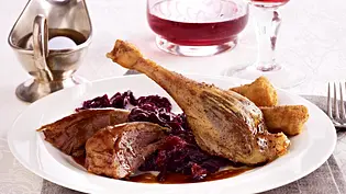 Gans mit Maronen-Kroketten und Feigen-Rotkohl Rezept - Foto: LECKER @ Bauer Media Group Gans mit Maronen-Kroketten und Feigen-Rotkohl Rezept - Foto: LECKER @ Bauer Media Group
