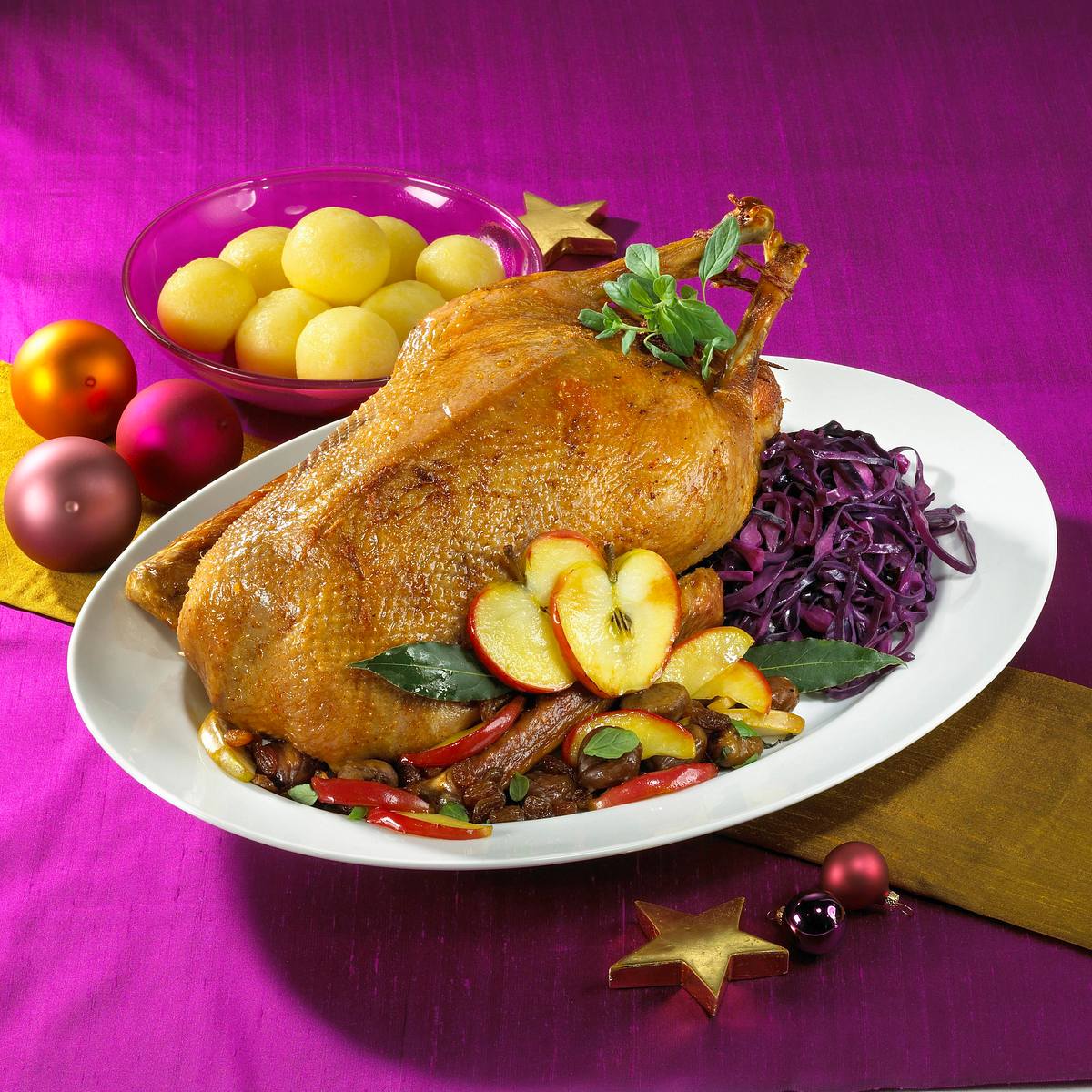 Gans mit Maronenfüllung mit Knödeln und Rotkohl Rezept