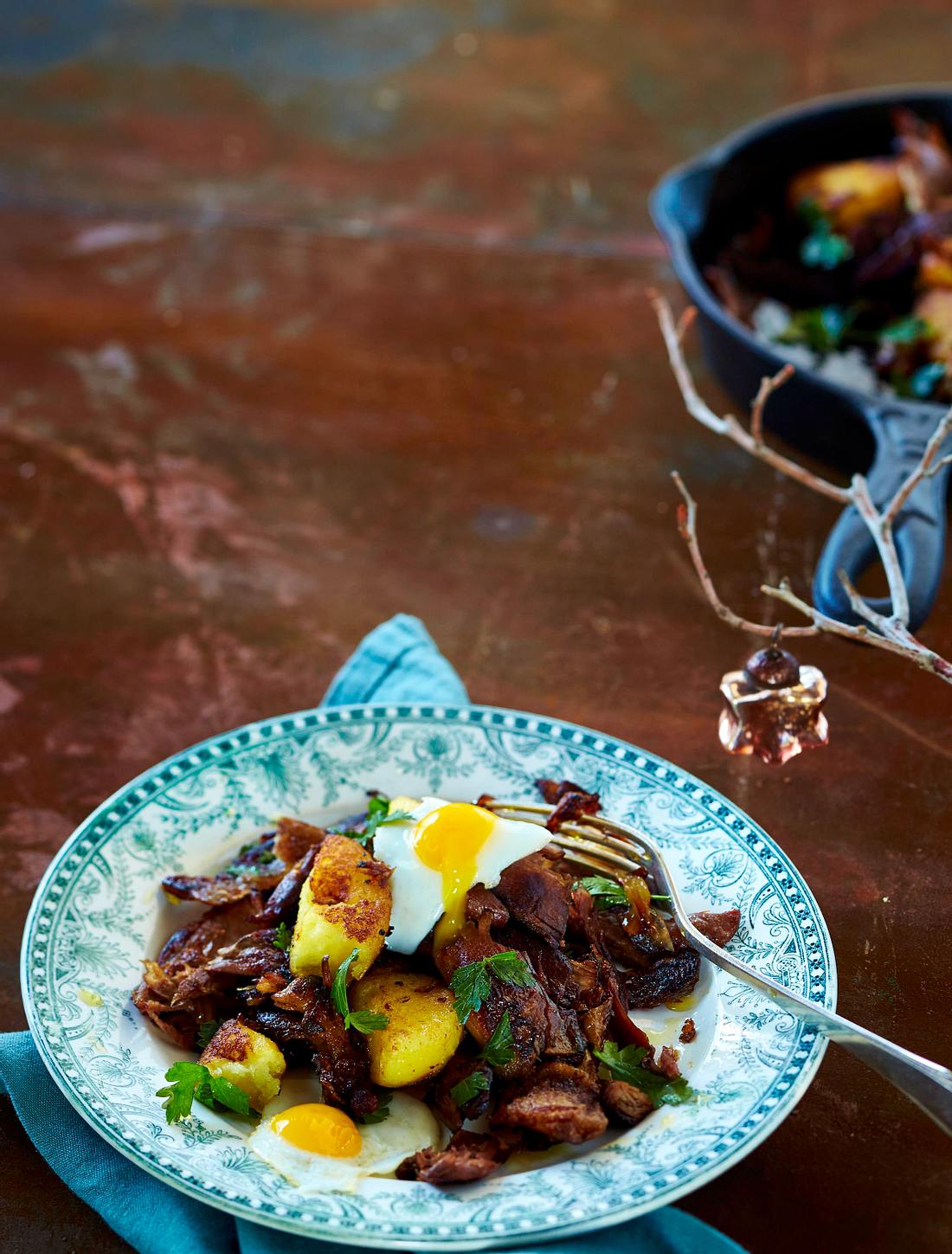 Gänse-Gröstl mit Knödeln und Wachtelspiegelei Rezept | LECKER