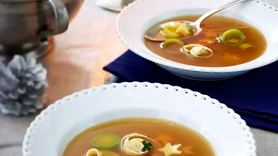 Gänsebouillon mit Wintergemüse und Flädle Rezept - Foto: LECKER @ Bauer Media Group