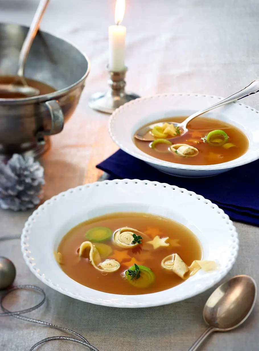 Gänsebouillon mit Wintergemüse und Flädle Rezept Gänsebouillon mit Wintergemüse und Flädle Rezept