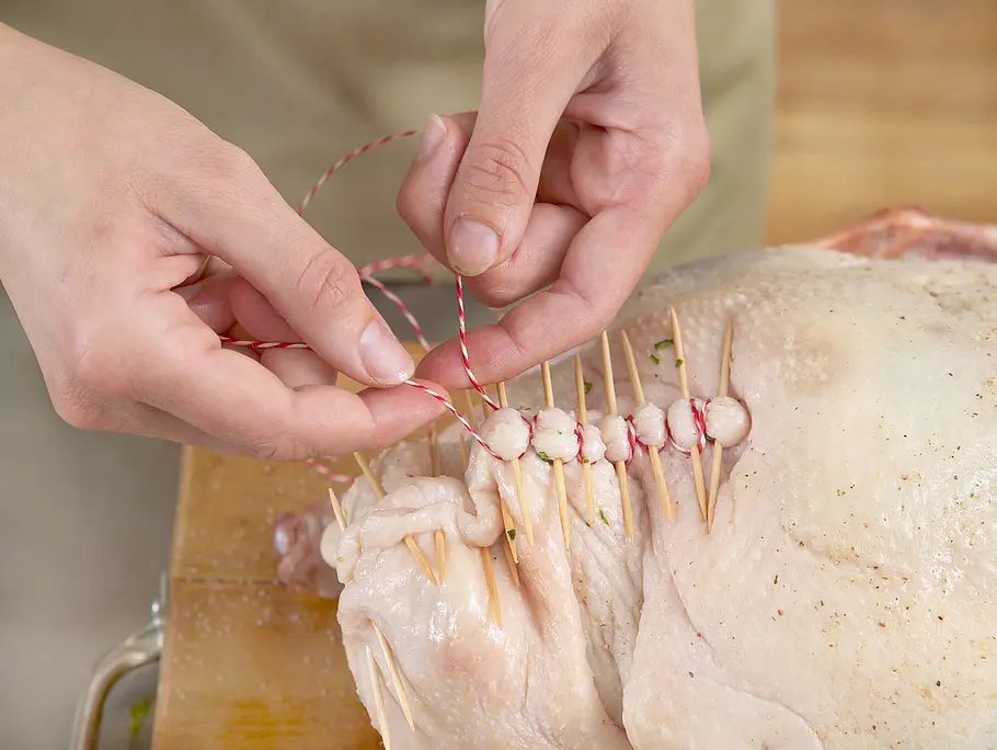 Gänsebraten: Bauch zubinden