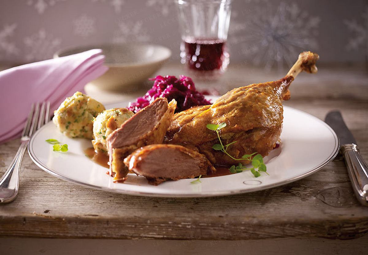 Gänseessen mit Pflaumen-Rotkohl und Semmelknödeln Rezept