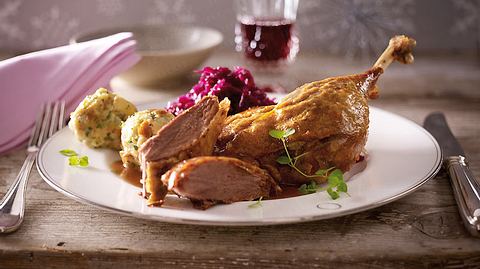 Gänseessen mit Pflaumen-Rotkohl und Semmelknödeln Rezept - Foto: House of Food / Bauer Food Experts KG