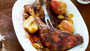Gänsekeule mit Bratäpfeln und Calvadoskraut Rezept - Foto: LECKER @ Bauer Media Group
