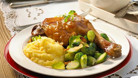 Gänsekeulen in Lebkuchensoße und Mandelrosenkohl Rezept - Foto: Först, Thomas