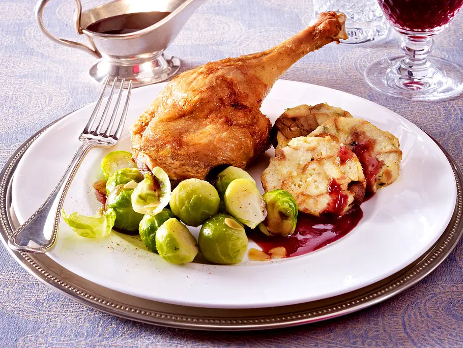 Gänsekeulen mit Mandel-Rosenkohl und Maronen-Serviettenknödeln Rezept