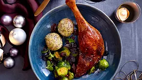 Gänsekeulen mit Mohnknödeln und Rosenkohl - Foto: LECKER @ Bauer Media Group