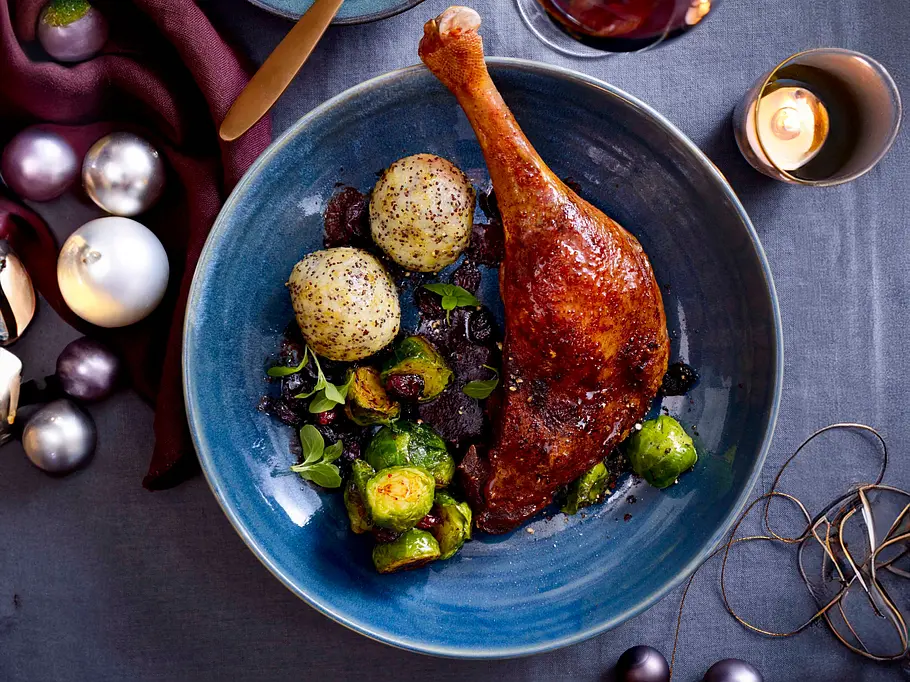 Gänsekeulen mit Mohnknödeln und Rosenkohl Rezept Gänsekeulen mit Mohnknödeln und Rosenkohl