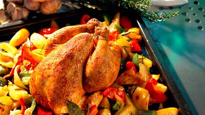 Ganzes Hähnchen mit Paprikagemüse Rezept - Foto: LECKER @ Bauer Media Group
