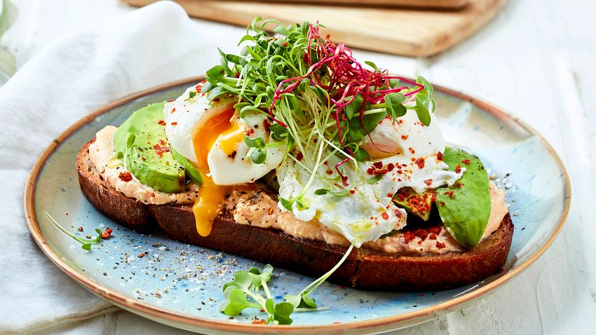 Ganztags-Stulle mit pochiertem Ei Rezept - Foto: House of Food / Bauer Food Experts KG