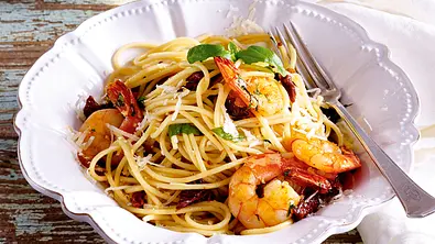 Garnelen auf speedy Spaghettini Rezept - Foto: LECKER @ Bauer Media Group