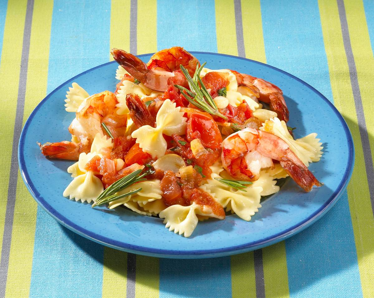 Garnelen in Tomatensoße zu Farfalle Rezept