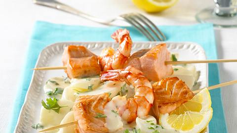 Garnelen-Lachs-Spieße zu Mairübchen Rezept - Foto: House of Food / Bauer Food Experts KG