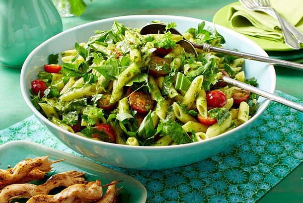 Gartenkräuter-Nudelsalat mit Hähnchenspießen Rezept Gartenkräuter-Nudelsalat mit Hähnchenspießen Rezept