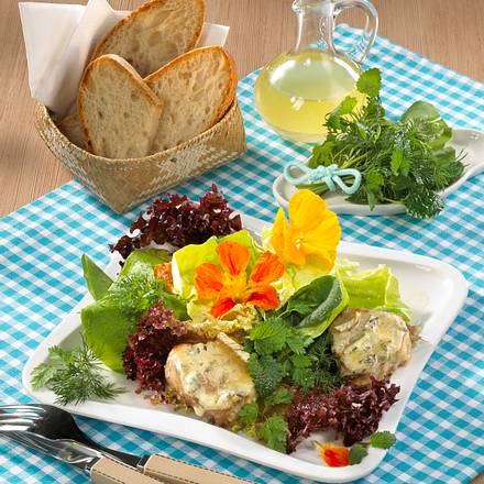 Gartenkräutersalat mit gratinierten Schweinemedaillons Rezept