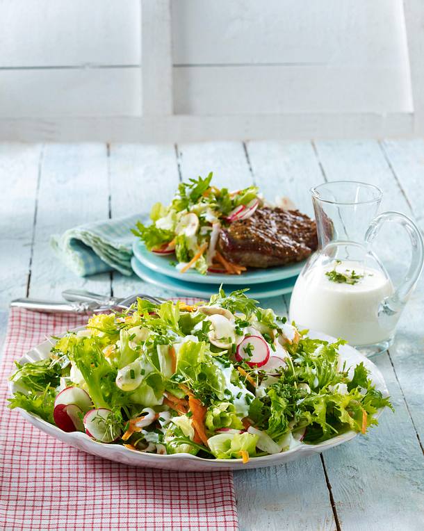 Gartensalat mit Nackensteaks vom Blech Rezept | LECKER