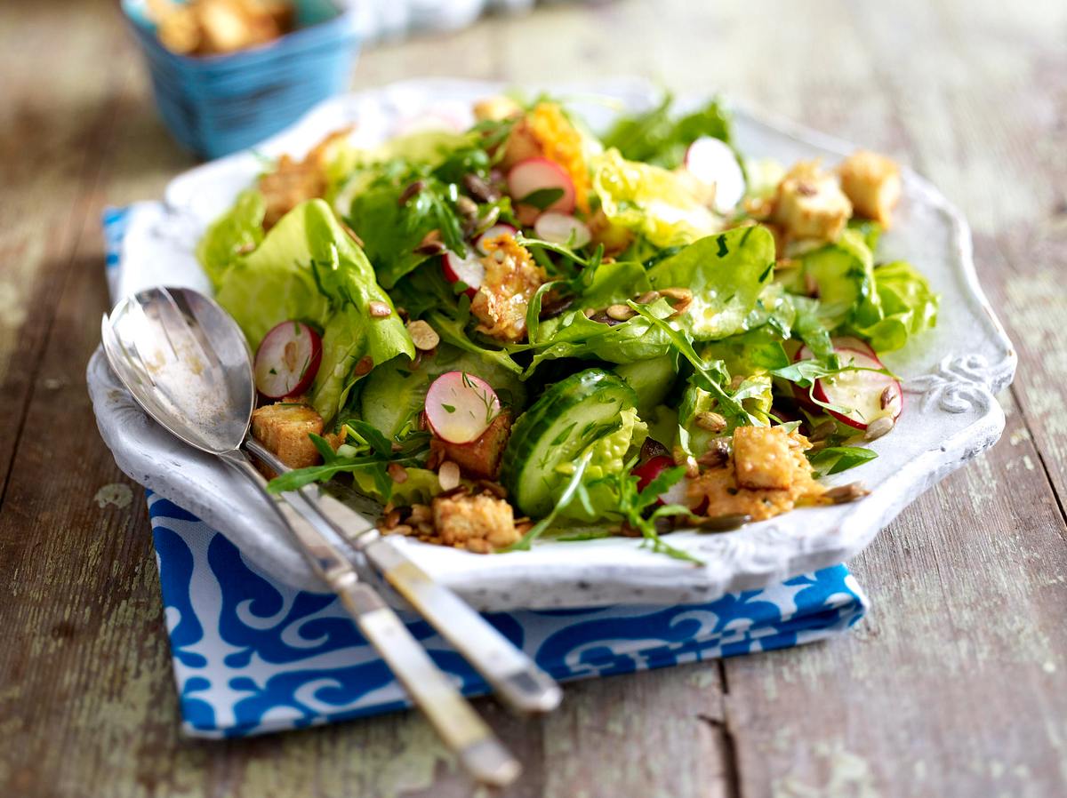 Gartensalat mit Parmesan-Croûtons Rezept