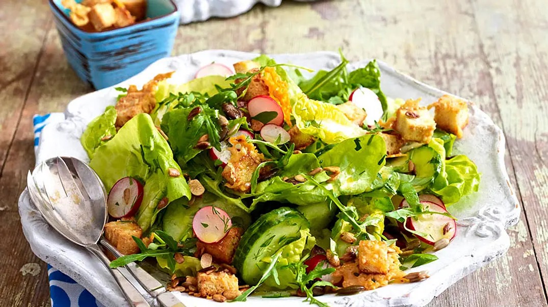 Gartensalat mit Parmesan-Croûtons Rezept - Foto: LECKER @ Bauer Media Group Gartensalat mit Parmesan-Croûtons Rezept - Foto: LECKER @ Bauer Media Group