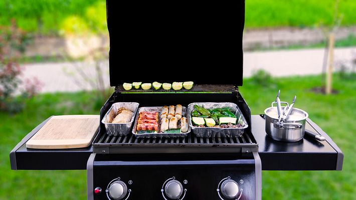 Gasgrill im Garten. - Foto: iStock/ Maksym Ponomarenko