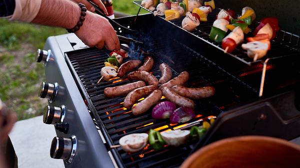 Leckere Würste und Spieße vom Gasgrill - Foto: iStock