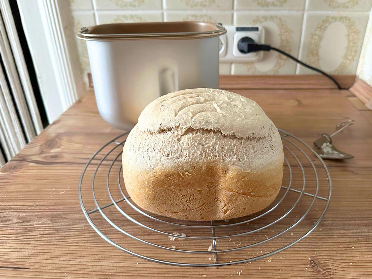 Weißbrot mit ungleichmäßiger Bräunung aus dem Design Brotbackautomaten Advanced von Gastroback 