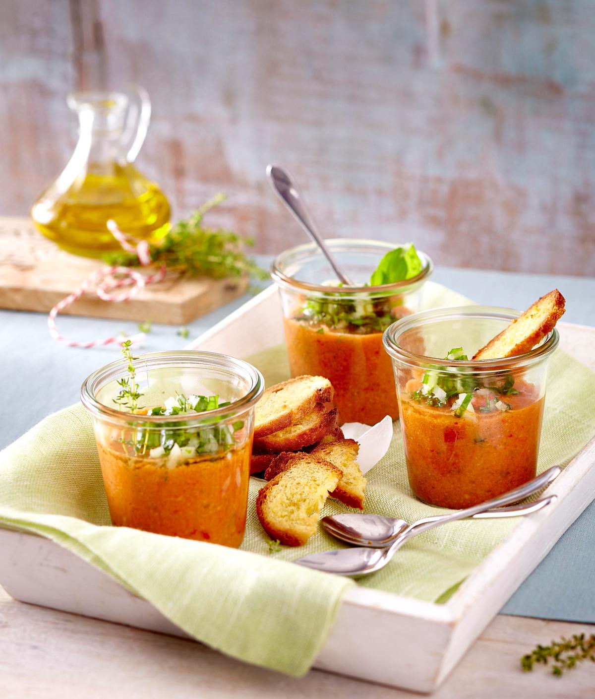 Gazpacho mit Knoblauch-Brotchips Rezept