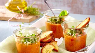 Gazpacho mit Knoblauch-Brotchips Rezept - Foto: LECKER @ Bauer Media Group Gazpacho mit Knoblauch-Brotchips Rezept - Foto: LECKER @ Bauer Media Group