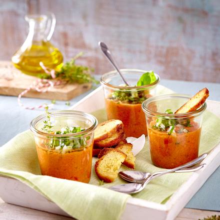 Gazpacho mit Knoblauch-Brotchips Rezept Gazpacho mit Knoblauch-Brotchips Rezept