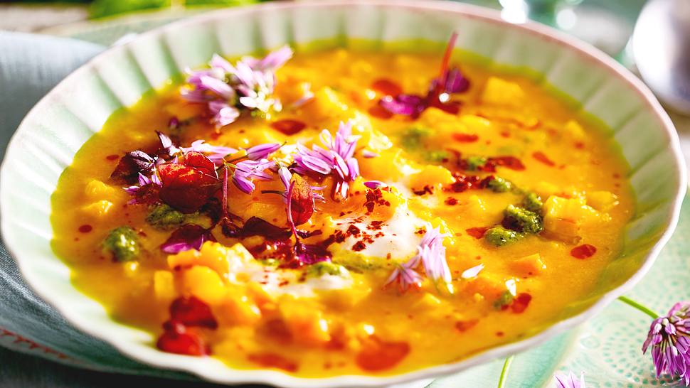 Gazpacho Orange mit Ingwerschaum und Paprikapesto - Foto: House of Food / Bauer Food Experts KG