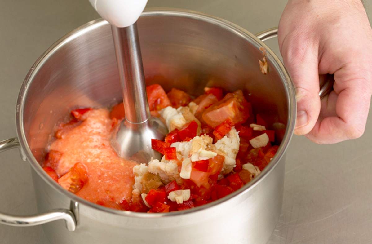 Altbacken – hartes Brot für einen guten Zweck - gazpacho-puerieren.jpg