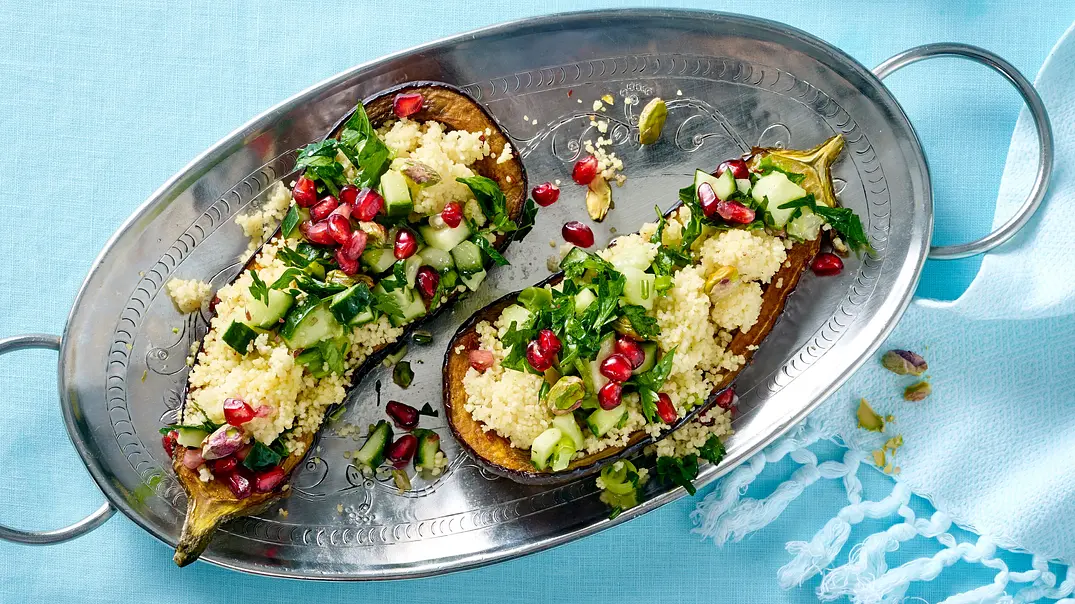 Gebackene Aubergine mit Petersiliensalat Rezept - Foto: LECKER @ Bauer Media Group Gebackene Aubergine mit Petersiliensalat Rezept - Foto: LECKER @ Bauer Media Group