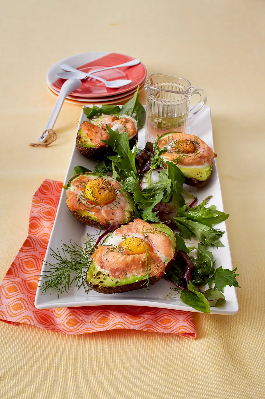 Gebackene Avocado auf Salatbett Rezept Gebackene Avocado auf Salatbett Rezept