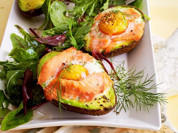 Gebackene Avocados auf Salatbett Rezept Gebackene Avocados auf Salatbett Rezept