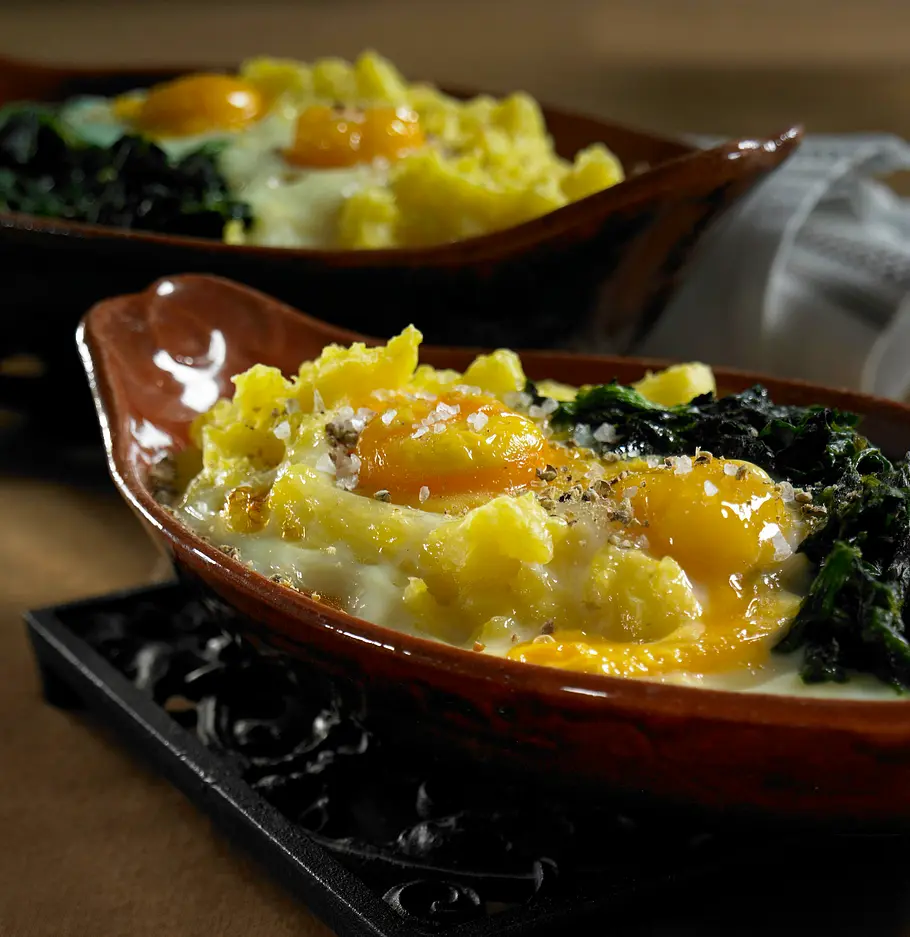 Gebackene Eier auf Kartoffelpüree und Spinat Rezept Gebackene Eier auf Kartoffelpüree und Spinat Rezept