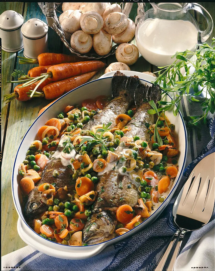 Gebackene Forellen auf Sahne-Gemüse Rezept Gebackene Forellen auf Sahne-Gemüse Rezept