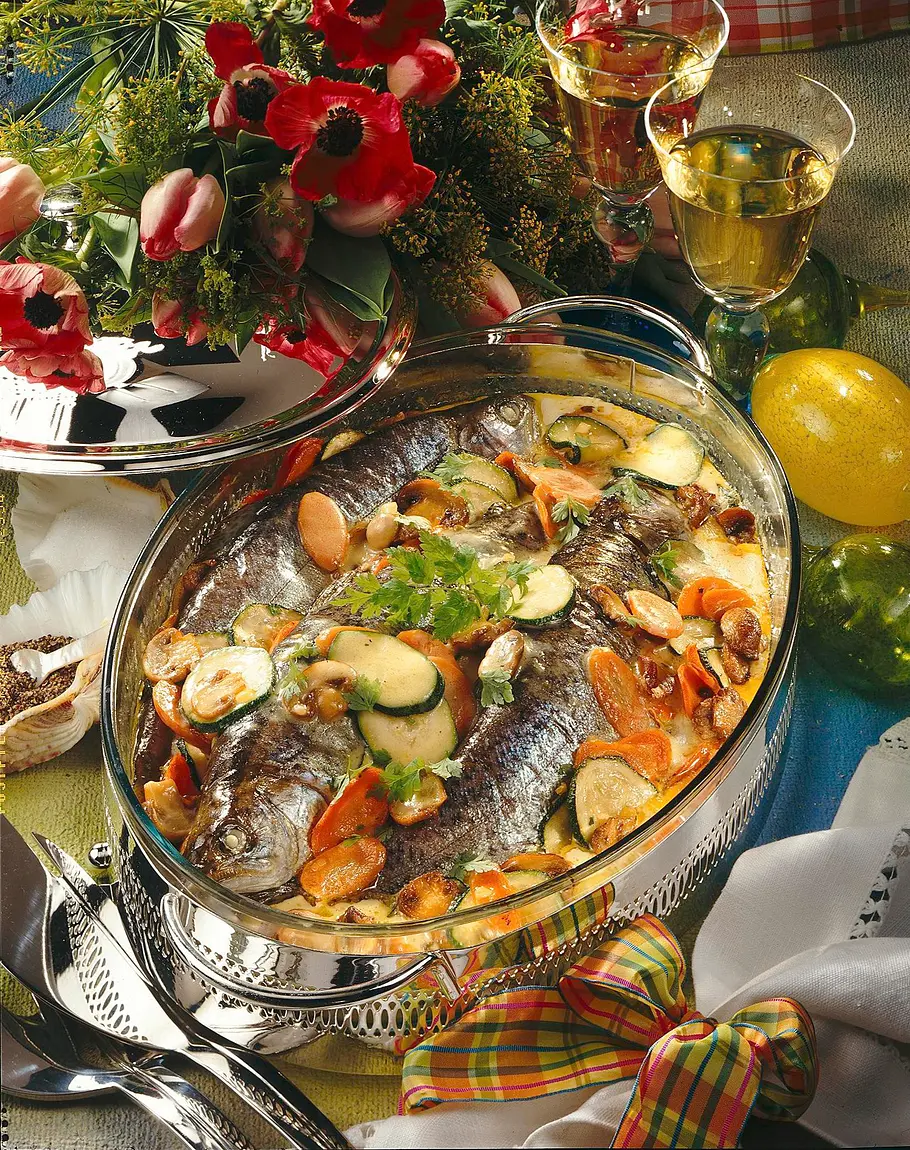 Gebackene Forellen im Gemüsebett Rezept | LECKER Gebackene Forellen im Gemüsebett Rezept | LECKER