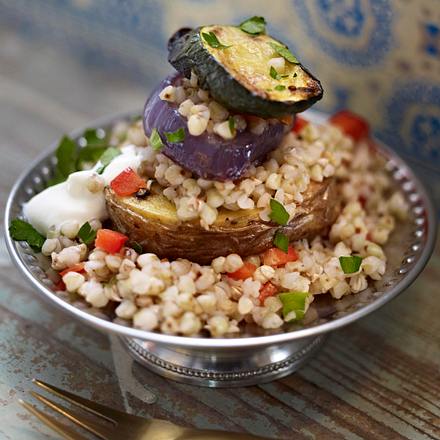 Gebackene Gemüsescheiben mit Buchweizen, Paprika und Joghurt Rezept Gebackene Gemüsescheiben mit Buchweizen, Paprika und Joghurt Rezept
