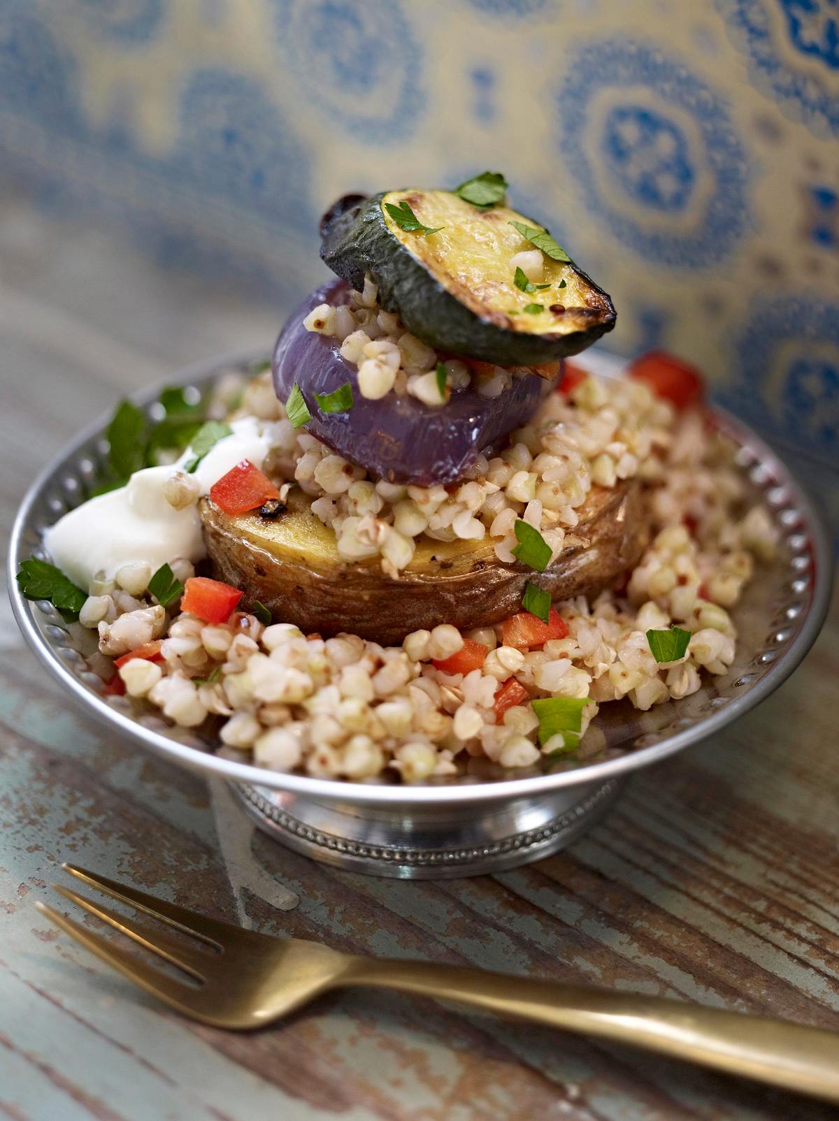 Gebackene Gemüsescheiben mit Buchweizen, Paprika und Joghurt Rezept