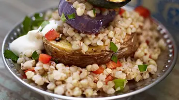 Gebackene Gemüsescheiben mit Buchweizen, Paprika und Joghurt Rezept - Foto: LECKER @ Bauer Media Group Gebackene Gemüsescheiben mit Buchweizen, Paprika und Joghurt Rezept - Foto: LECKER @ Bauer Media Group