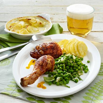 Gebackene Hähnchenkeule mit Erbsengemüse und Kartoffelgratin Rezept
