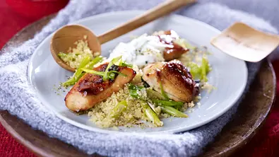 Gebackene Hähnchenbrust mit Gurken-Joghurt und Lauchzwiebel-Couscous Rezept - Foto: LECKER @ Bauer Media Group