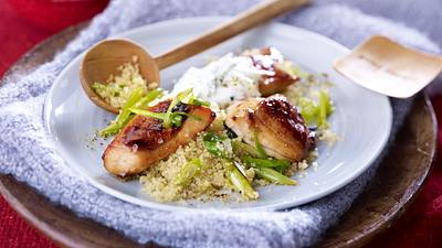 Gebackene Hähnchenbrust mit Gurken-Joghurt und Lauchzwiebel-Couscous Rezept - Foto: LECKER @ Bauer Media Group