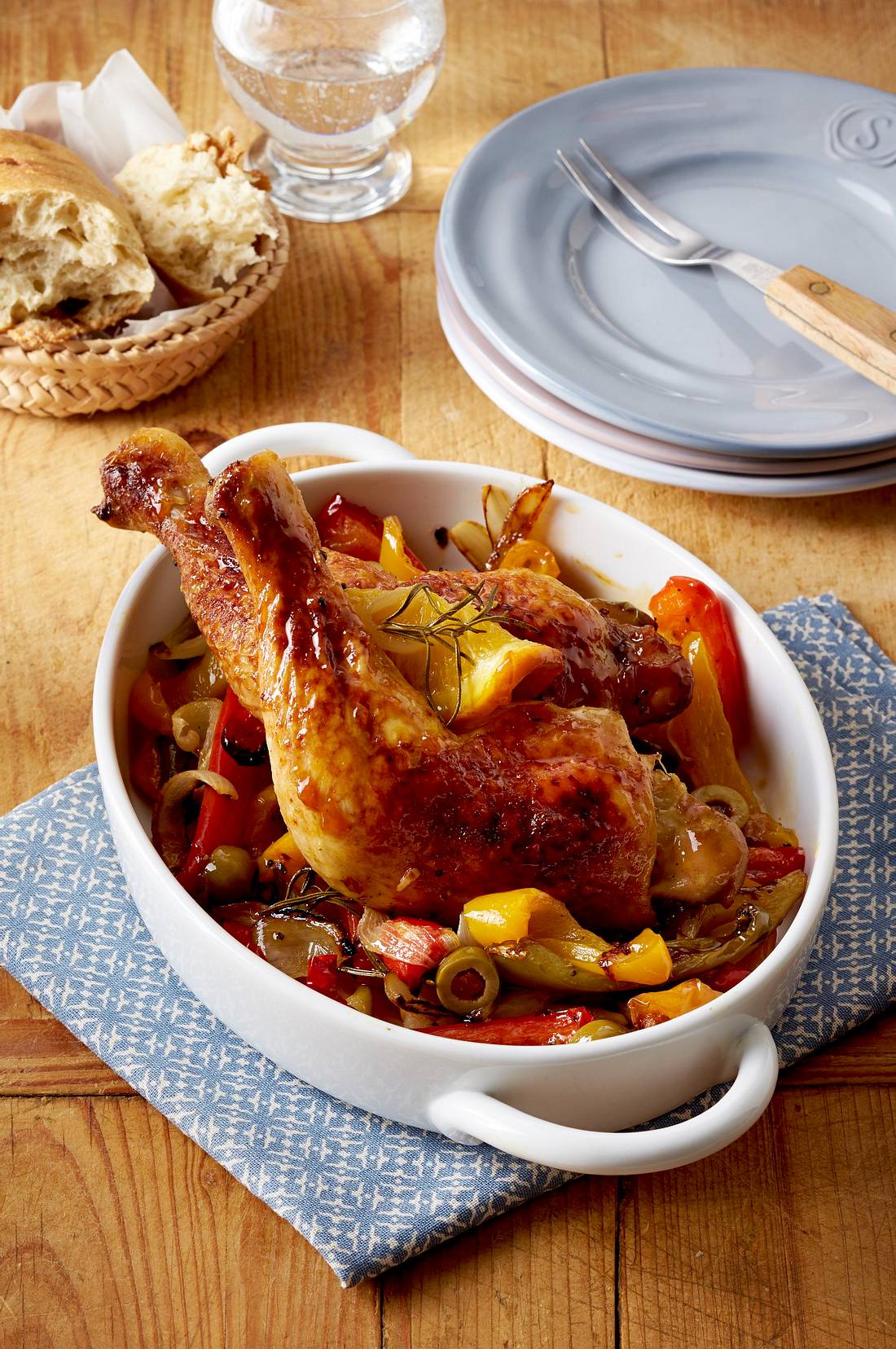 Gebackene Hähnchenkeulen auf Paprikagemüse Rezept | LECKER