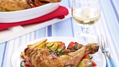 Gebackene Hähnchenkeulen mit Ofen-Kartoffeln Rezept - Foto: LECKER @ Bauer Media Group